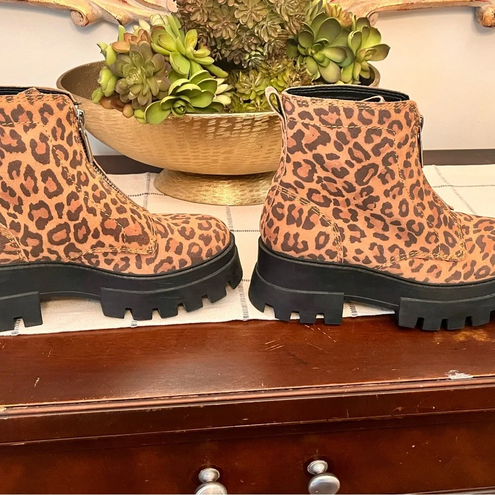 Gianni Bini Leopard Print Lug Soles Size 8 Zip Up Platform Chunky Heavy